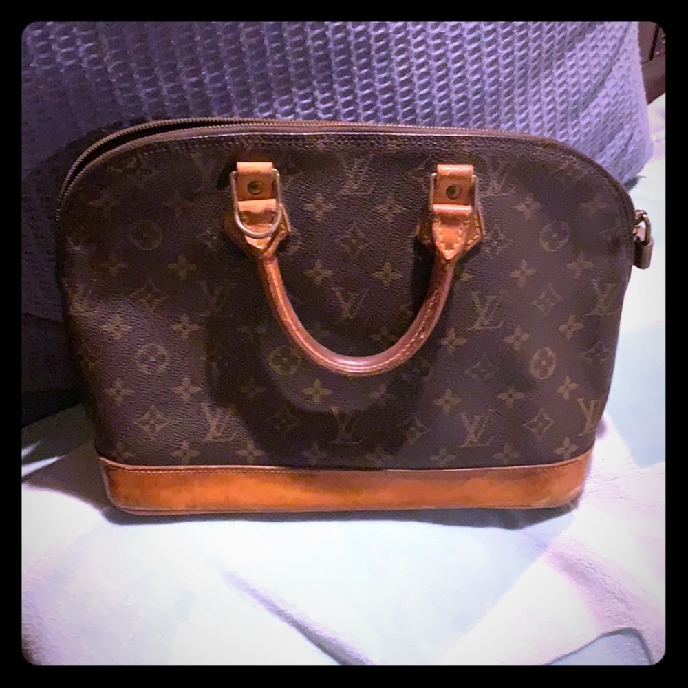 Authentic Louis Vuitton purse in great condition